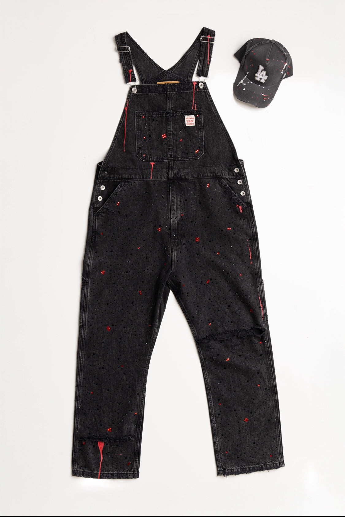 Set denim de overol y gorra con diseño en piedras preciosas