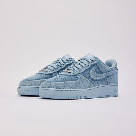 Nike Air Force 1 Low en color azul denim