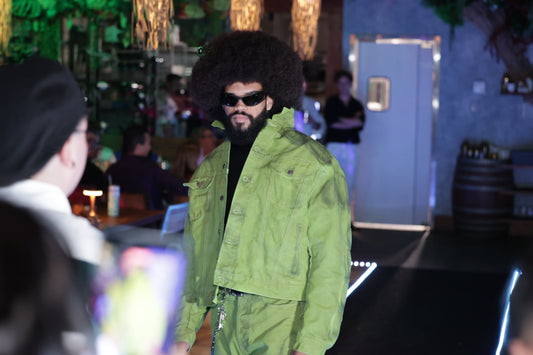 Chaqueta verde con esqueleto de tortuga