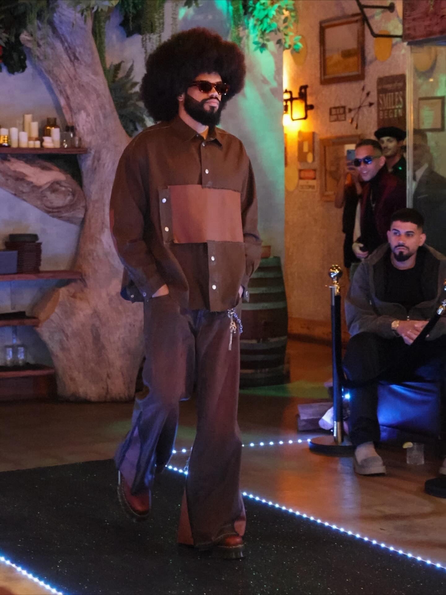 Camisa carmelita con diseños y estructuras en cuero natural