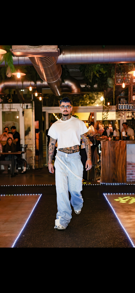 Pantalón azul cielo con parches en cuero blanco
