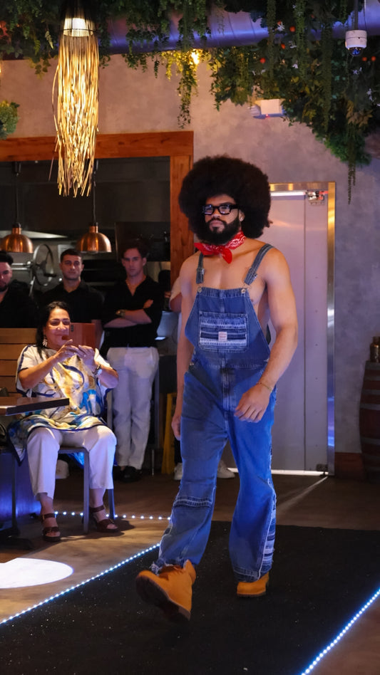 Overall de mezclilla azul con grandes diseños de costura