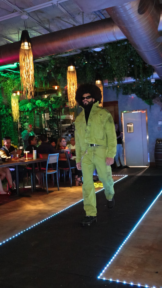 Pantalón verde con esqueleto de tortuga